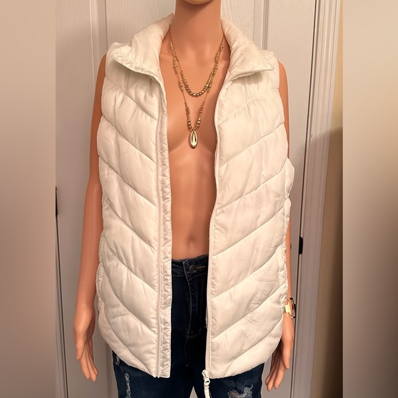 White Puff Vest in a size XL. Excellent condition. - Picture 2 of 6